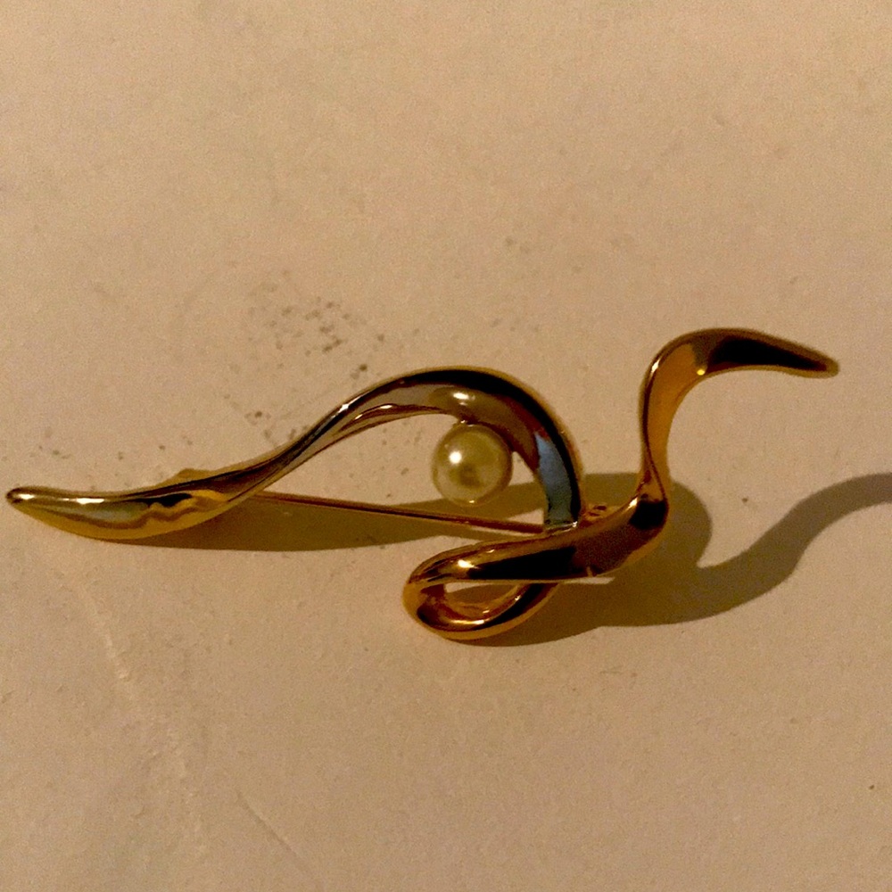 Dainty Gold Single Pearl Pin